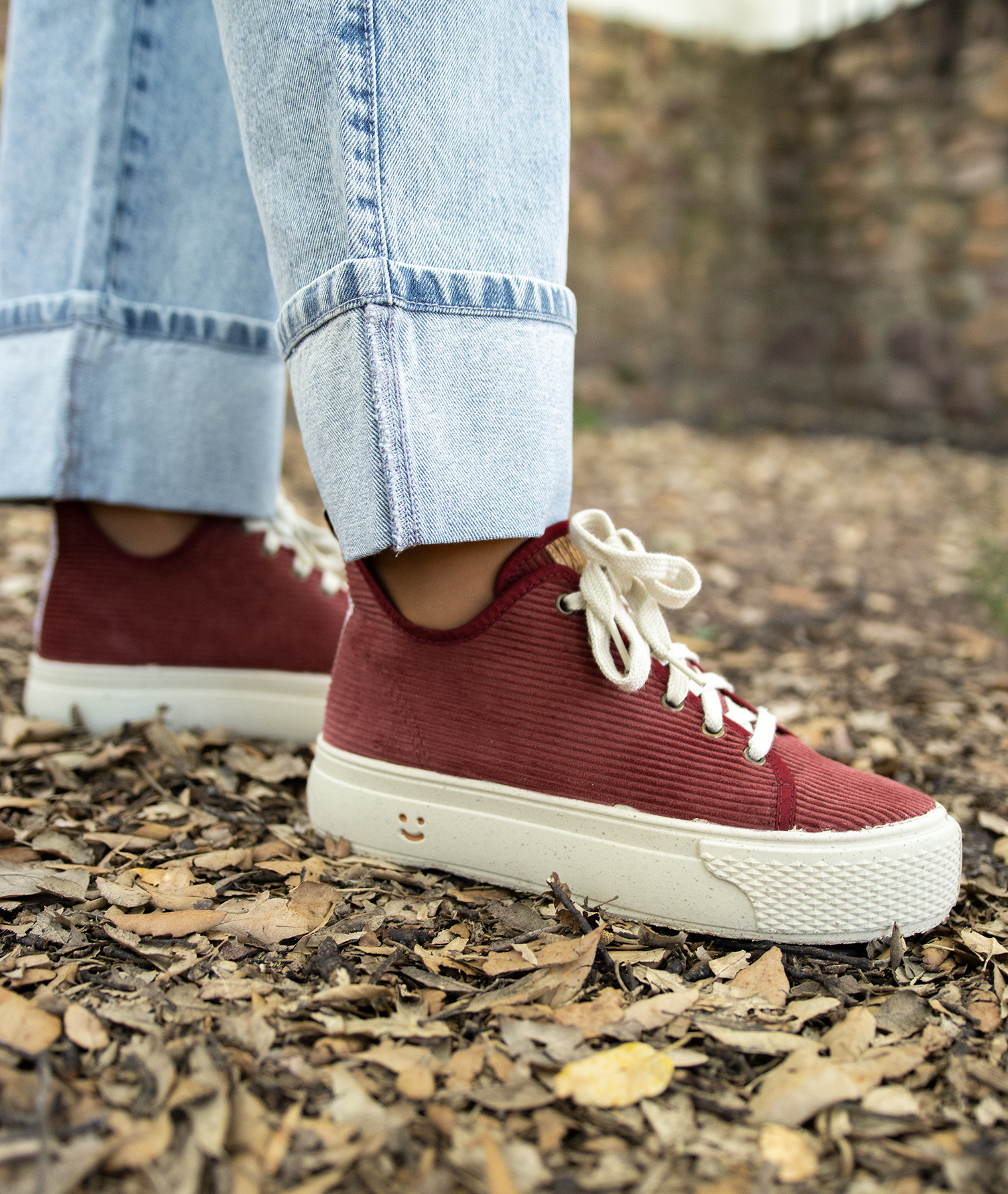 Zapatillas del color del otoño 2024. Zapatillas granate para mujer.