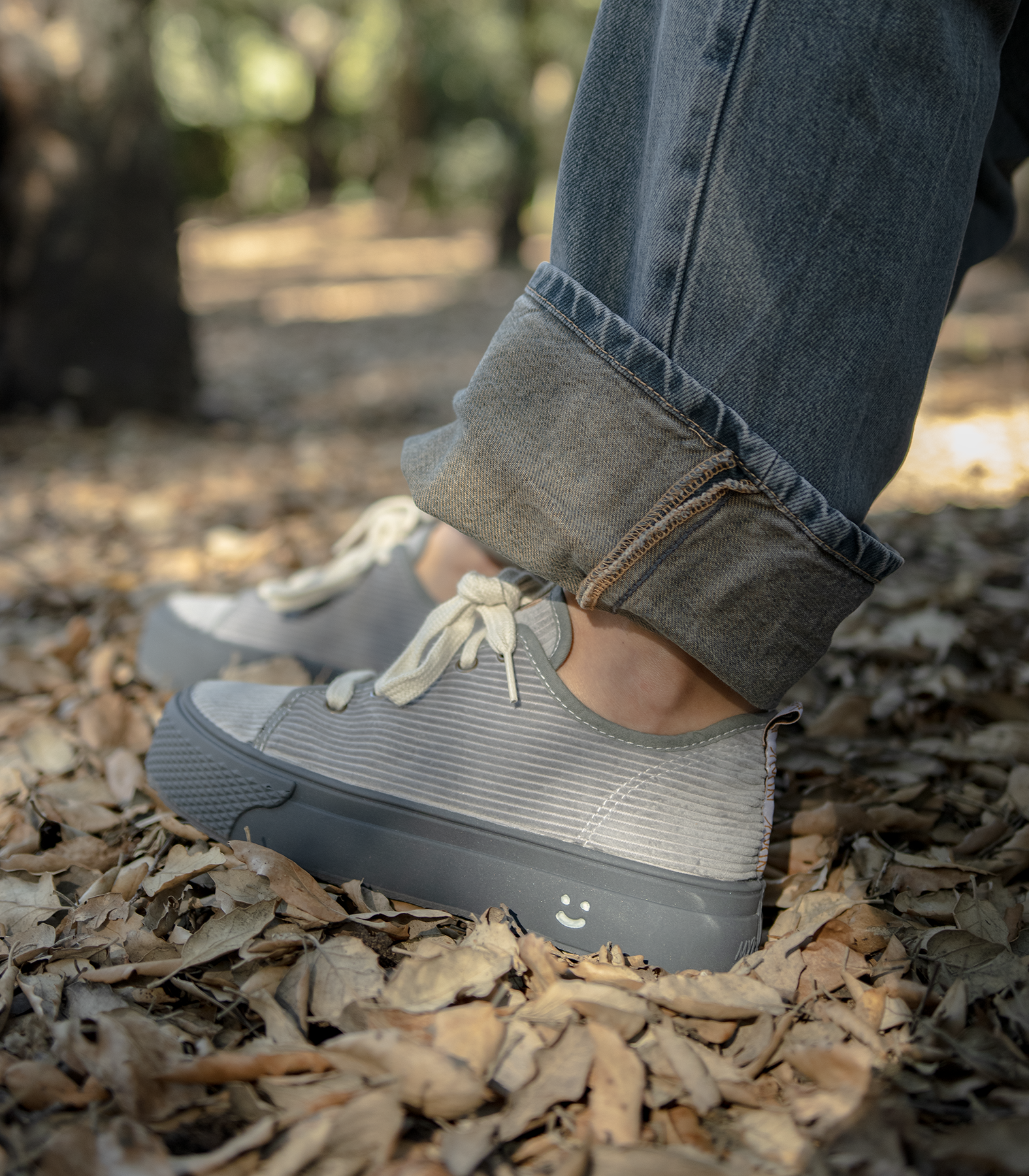 Zapatillas con aroma a bosque mediterráneo hechas en España.