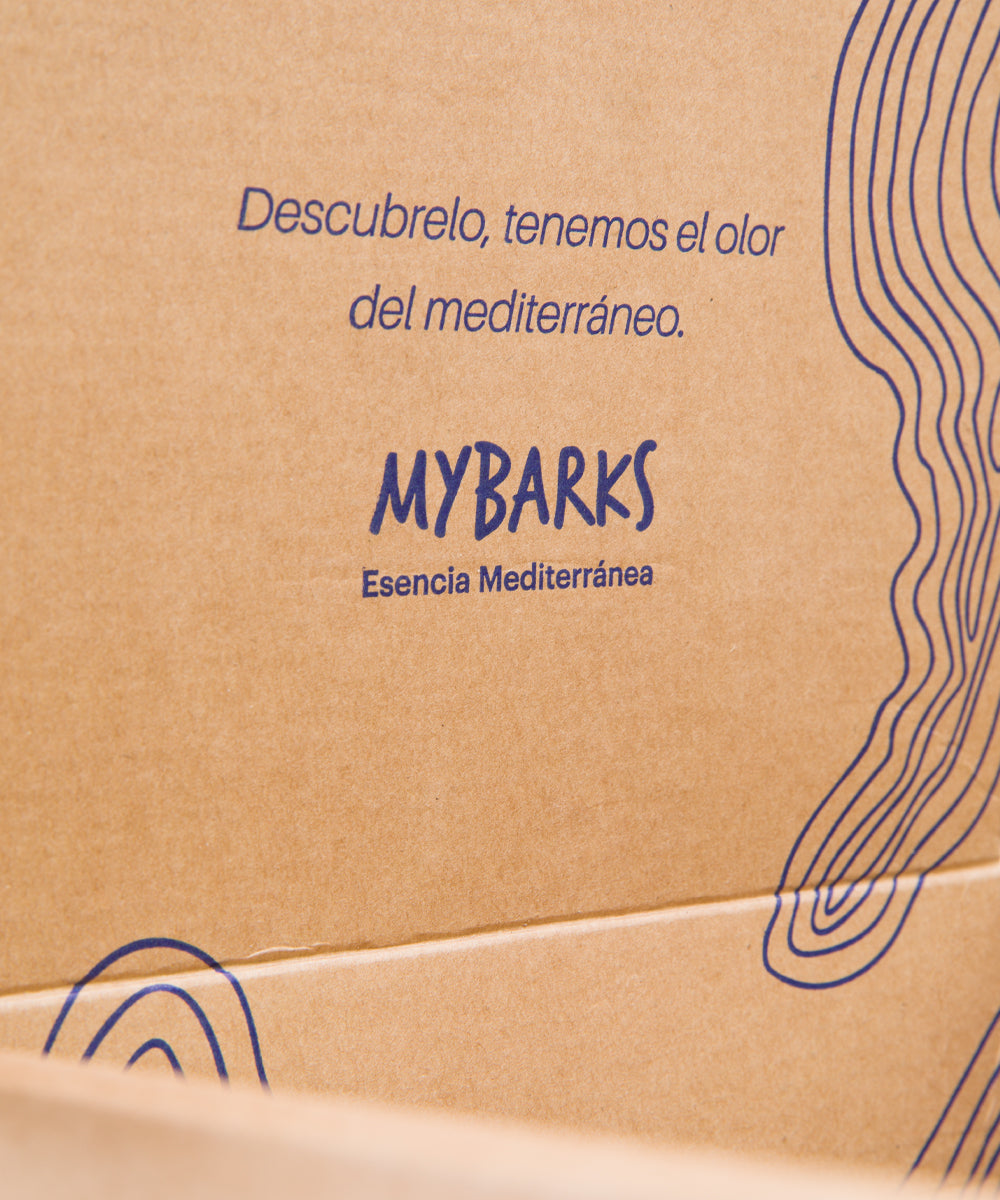 Imagen detalle de la caja de MyBarks con esencia mediterránea hecha a partir de materiales reciclados y fácilmente reciclable. 