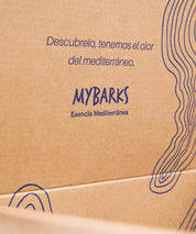 Imagen detalle de la caja de MyBarks con esencia mediterránea hecha a partir de materiales reciclados y fácilmente reciclable. 