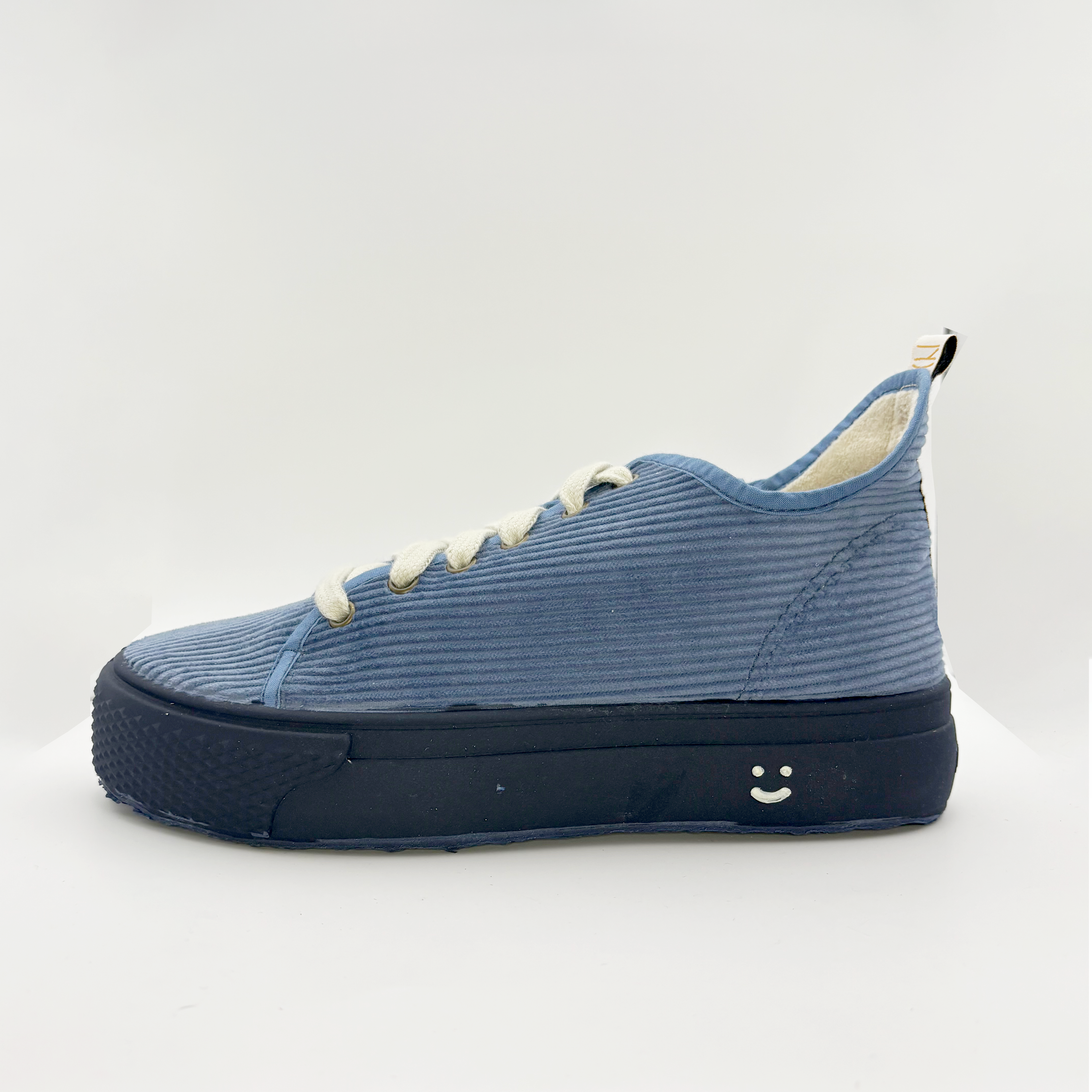 Zapatillas de pana azul hechas en España con el sello distintivo de MYBARKS: aroma a bosque mediterráneo.