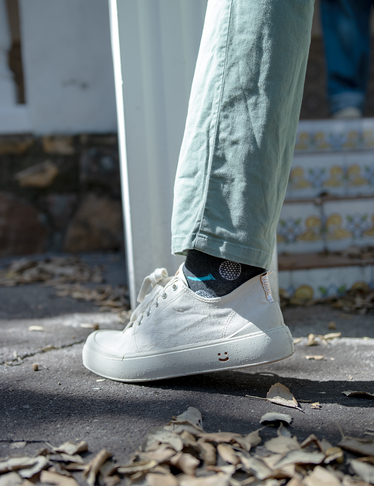 Zapatillas blancas para hombre hechas en España con materiales sostenibles y aroma a bosque mediterráneo. 