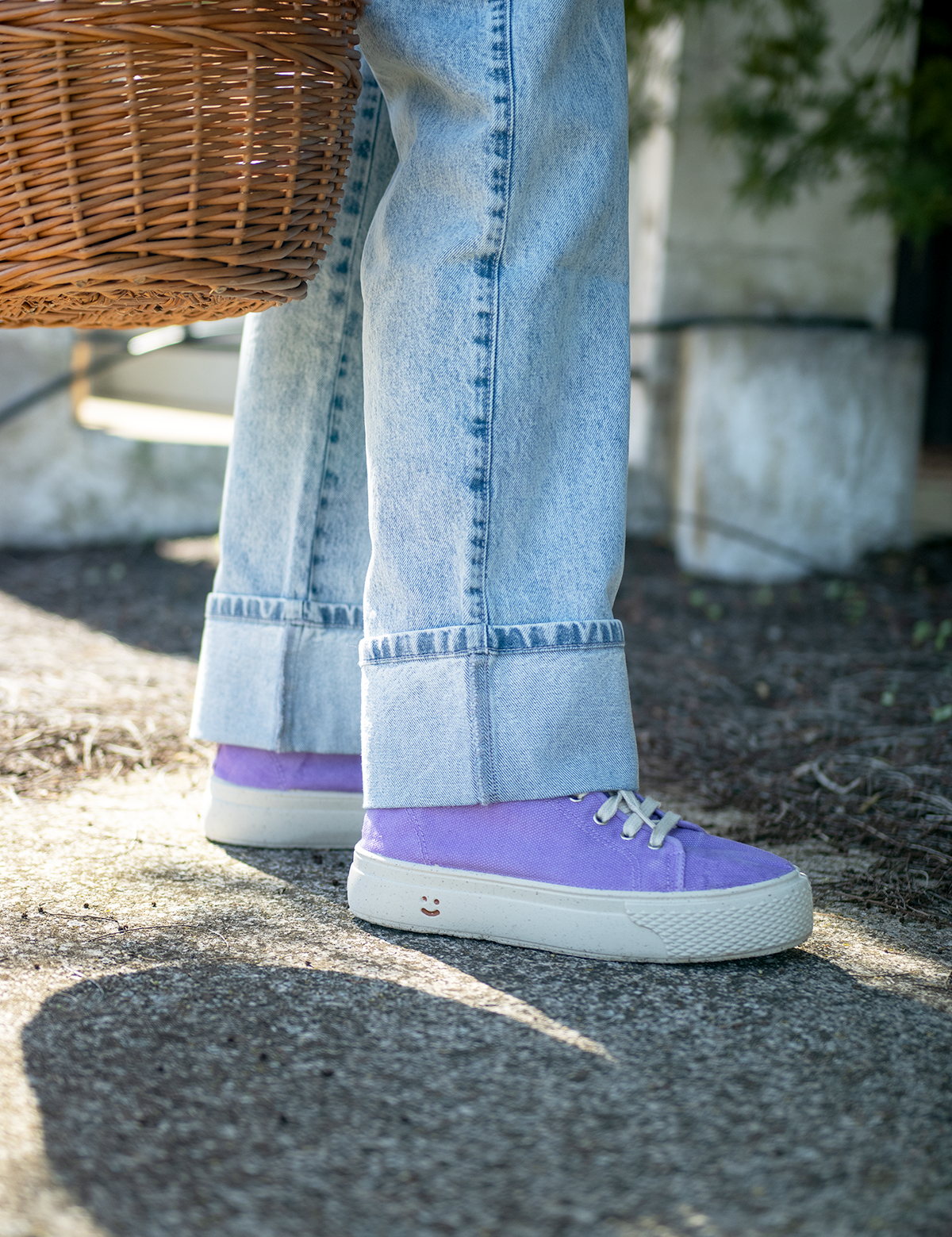 Zapatillas lila para mujer hechas en España con materiales sostenibles y aroma a bosque mediterráneo. 