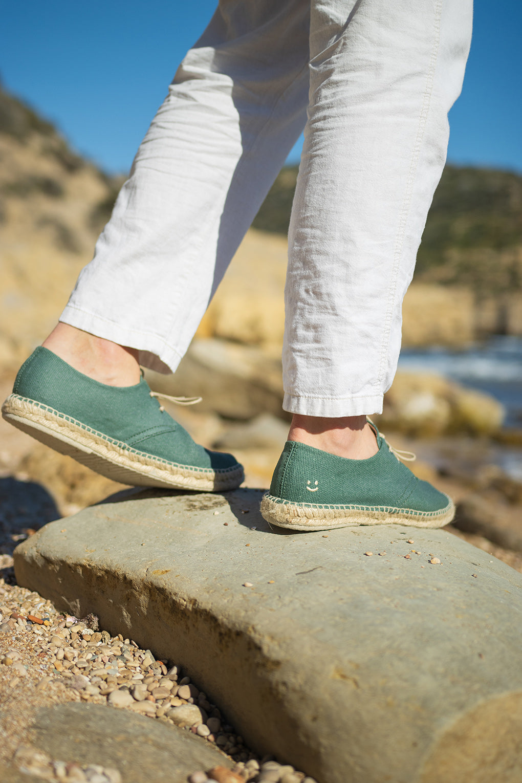 Detalle de una alpargata estilo blucher con cordones de lino y suela de yute natural en color verde musgo. Las alpargatas Salou Musgo son un modelo para hombre cosido a mano en España con materiales sostenibles. 