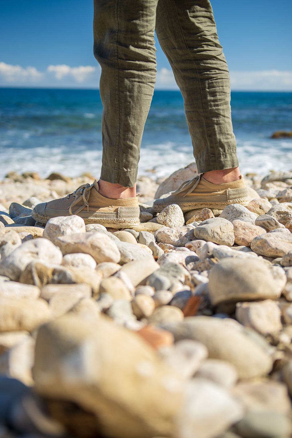 Detalle de las alpargatas estilo sneaker de caña baja para hombre Peñíscola Arena. Alpargatas hechas en España con materiales sostenibles y esencia mediterránea. 