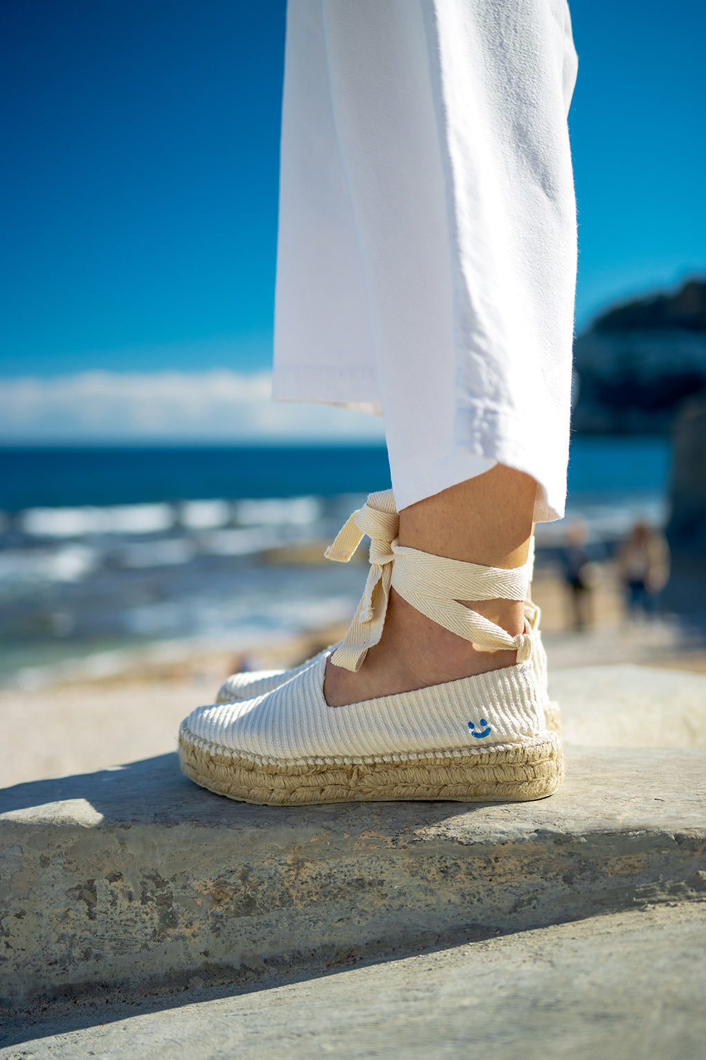 Foto detalle de alpargatas Roses Crema de MYBARKS, un calzado estilo blucher con lazada al tobillo. Alpargatas hechas en España con aroma a cítricos. 