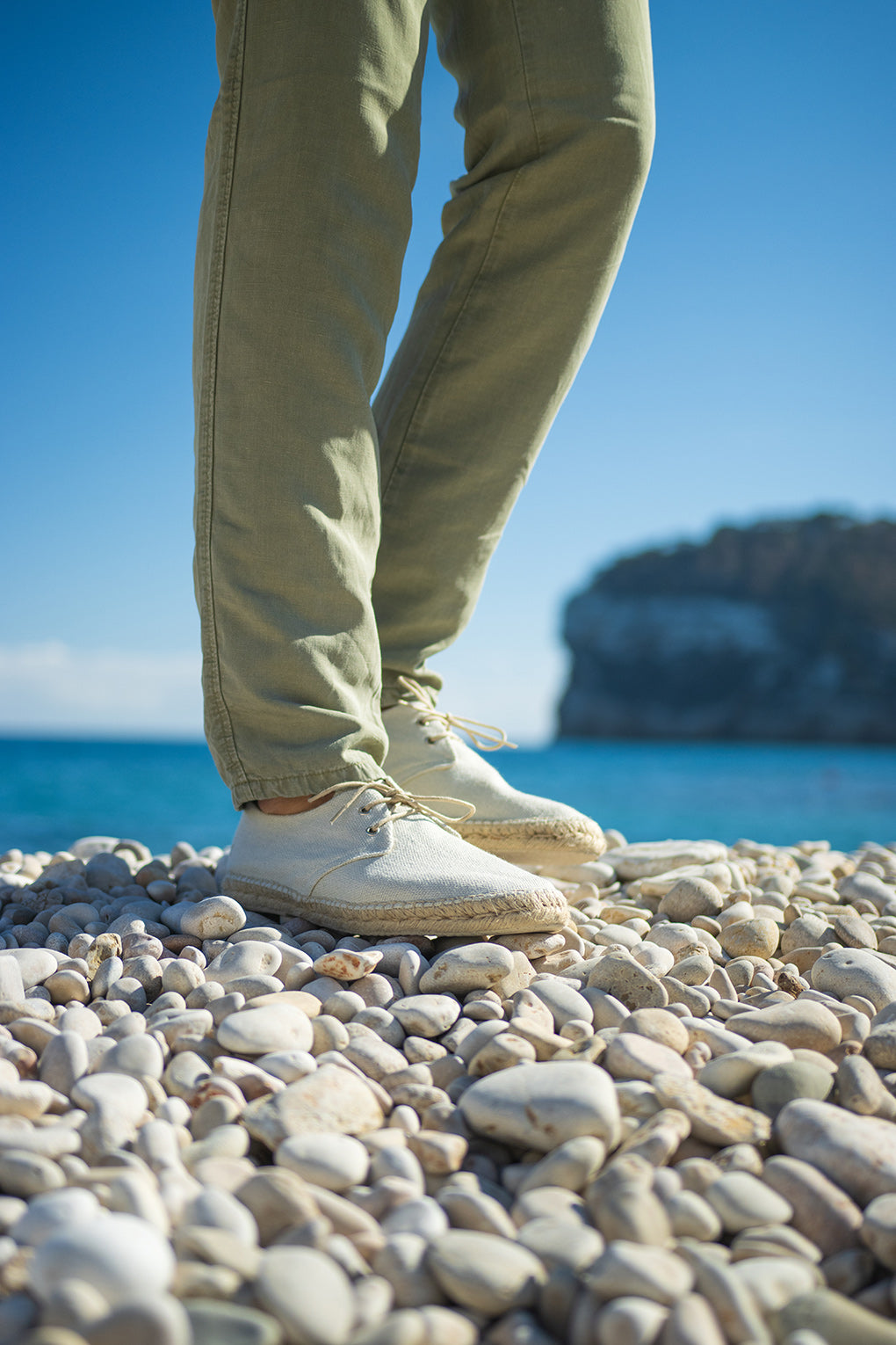 Detalle frente al mar de las alpargatas estilo blucher Salou Hielo de MYBARKS. Las alpargatas con cordones para hombre Salou se cosen a mano en España con lino natural y yute natural. 