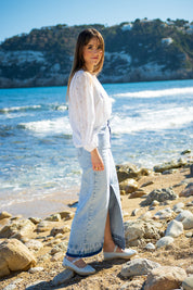 Modelo en el mar llevando las bailarinas Valetta Cielo. Alpargata estilo bailarina con suela de yute natural hecha en España y aromas cítricos.