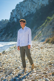 Modelo en la playa llevando las alpargatas para hombre Peñíscola Arena de MYBARKS, una alpargata beige con aroma a cítricos mediterráneos. 