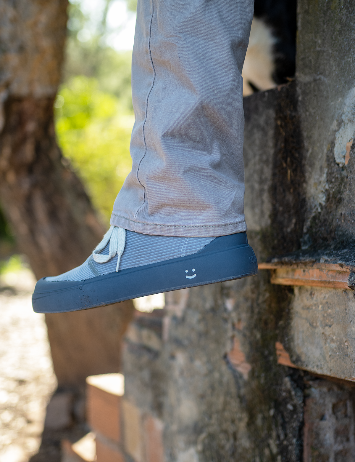 Zapatillas de pana para hombre con una sonrisa.