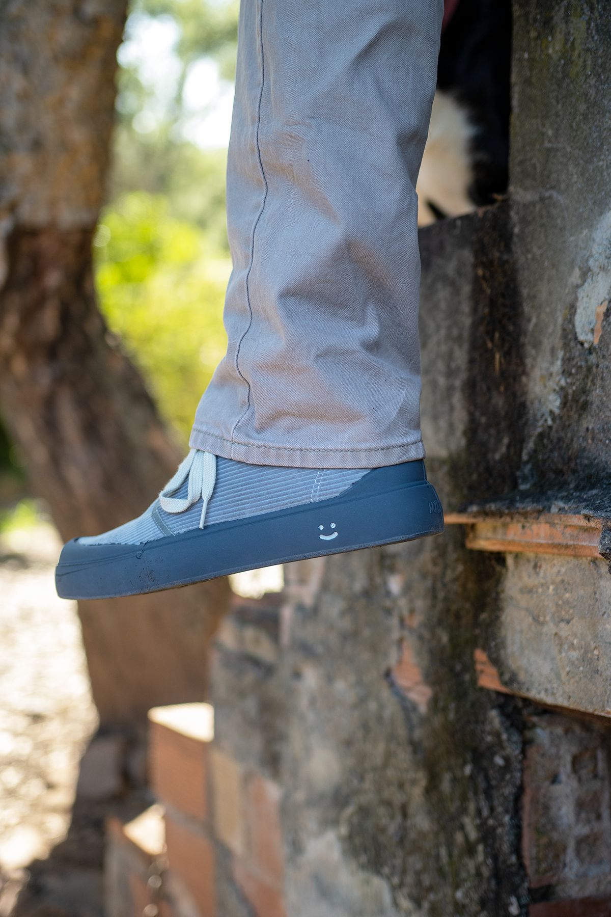 Zapatillas de pana para hombre con una sonrisa.