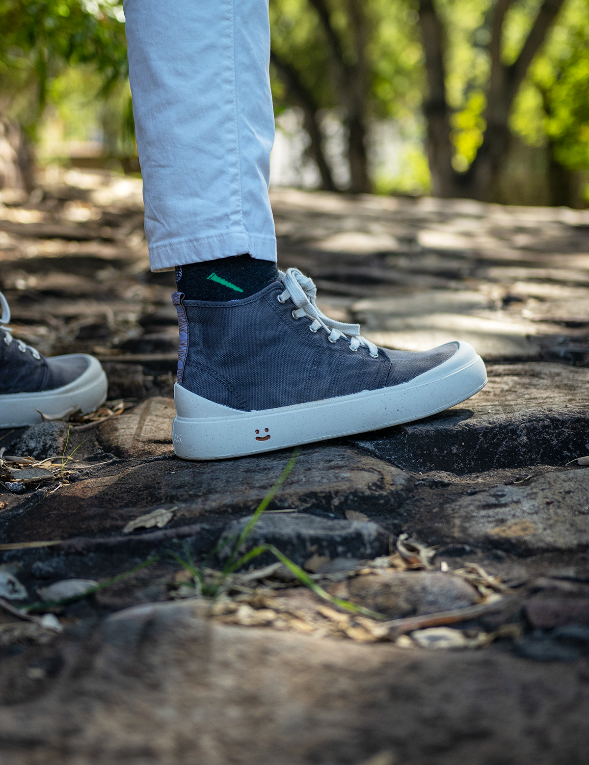 Zapatillas para hombre hechas en España con materiales sostenibles y esencia mediterránea. 