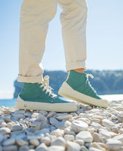 Detalle de la sneaker alta para hombre Mallorca Bosque de MYBARKS, fabricada artesanalmente en España con materiales sostenibles. Zapatilla verde con suela de caucho y aroma a pino mediterráneo. 