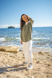 Modelo en la playa con las sneakers para mujer Verona Gris de MYBARKS, hechas en España de forma artesanal con materiales sostenibles y diseño mediterráneo.