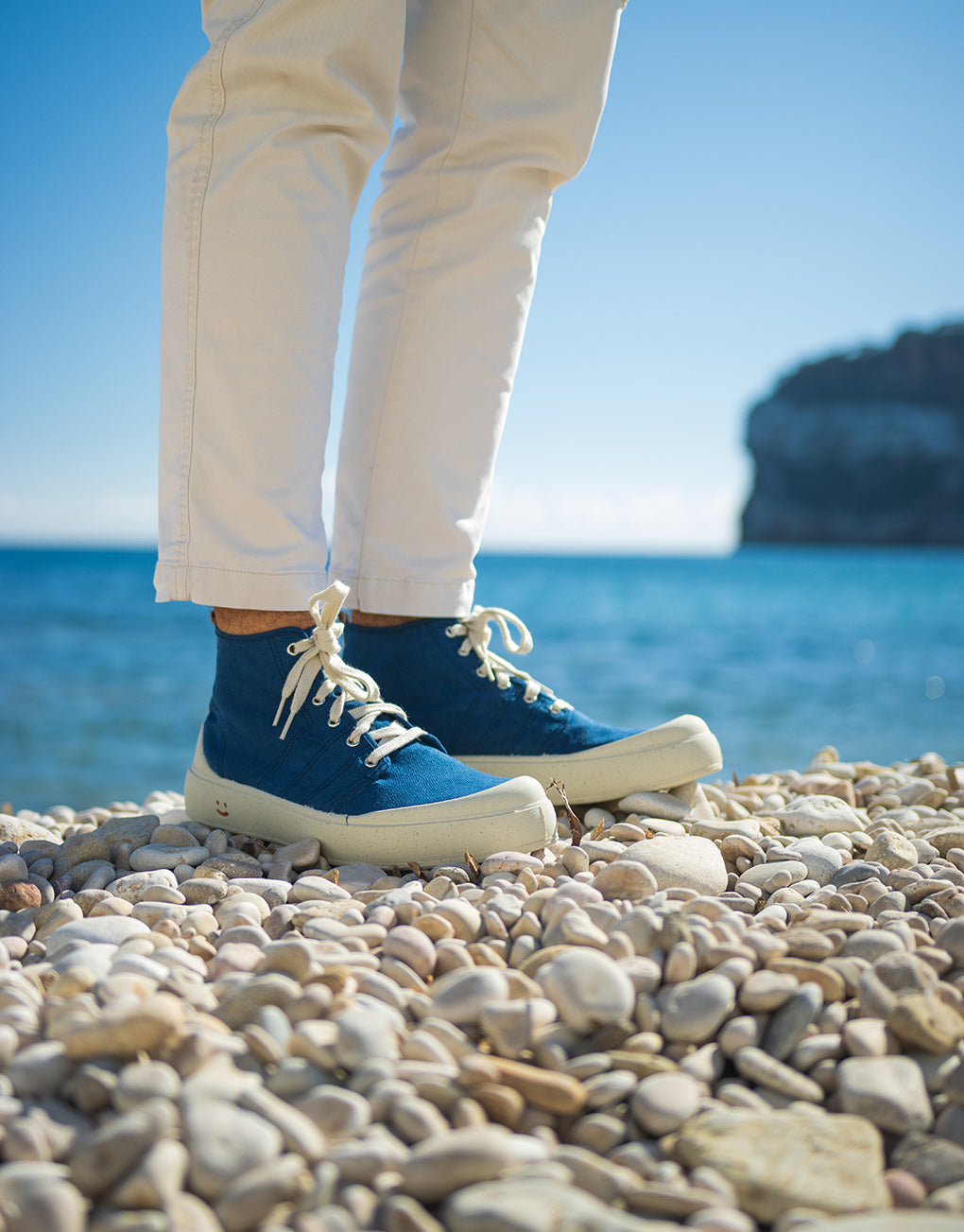 Detalle de la sneaker alta de hombre Mallorca Denim de MYBARKS, fabricada artesanalmente en España con materiales sostenibles. Zapatilla azul con suela de caucho natural y aroma a bosque mediterráneo.