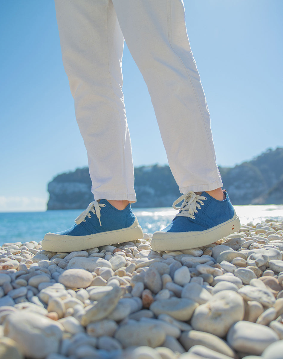 Detalle de la zapatilla baja para hombre Menorca Denim de MYBARKS, fabricada artesanalmente en España con materiales sostenibles. Zapatilla azul aroma a bosque mediterráneo.