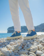 Detalle de la zapatilla baja para hombre Menorca Denim de MYBARKS, fabricada artesanalmente en España con materiales sostenibles. Zapatilla azul aroma a bosque mediterráneo.