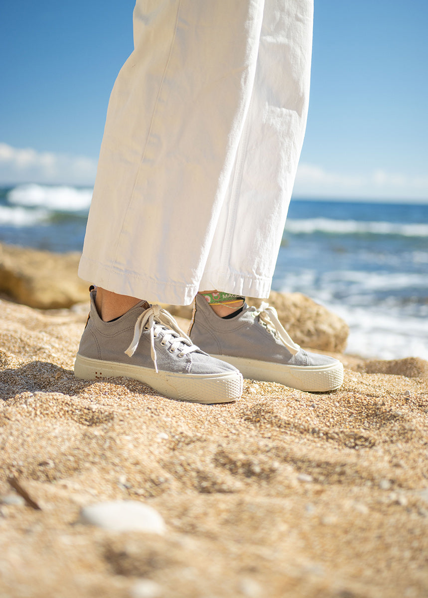 Detalle de la sneaker alta para mujer Verona Gris de MYBARKS, fabricada artesanalmente en España con materiales sostenibles. Zapatilla gris con suela de caucho natural y aroma a pino mediterráneo.