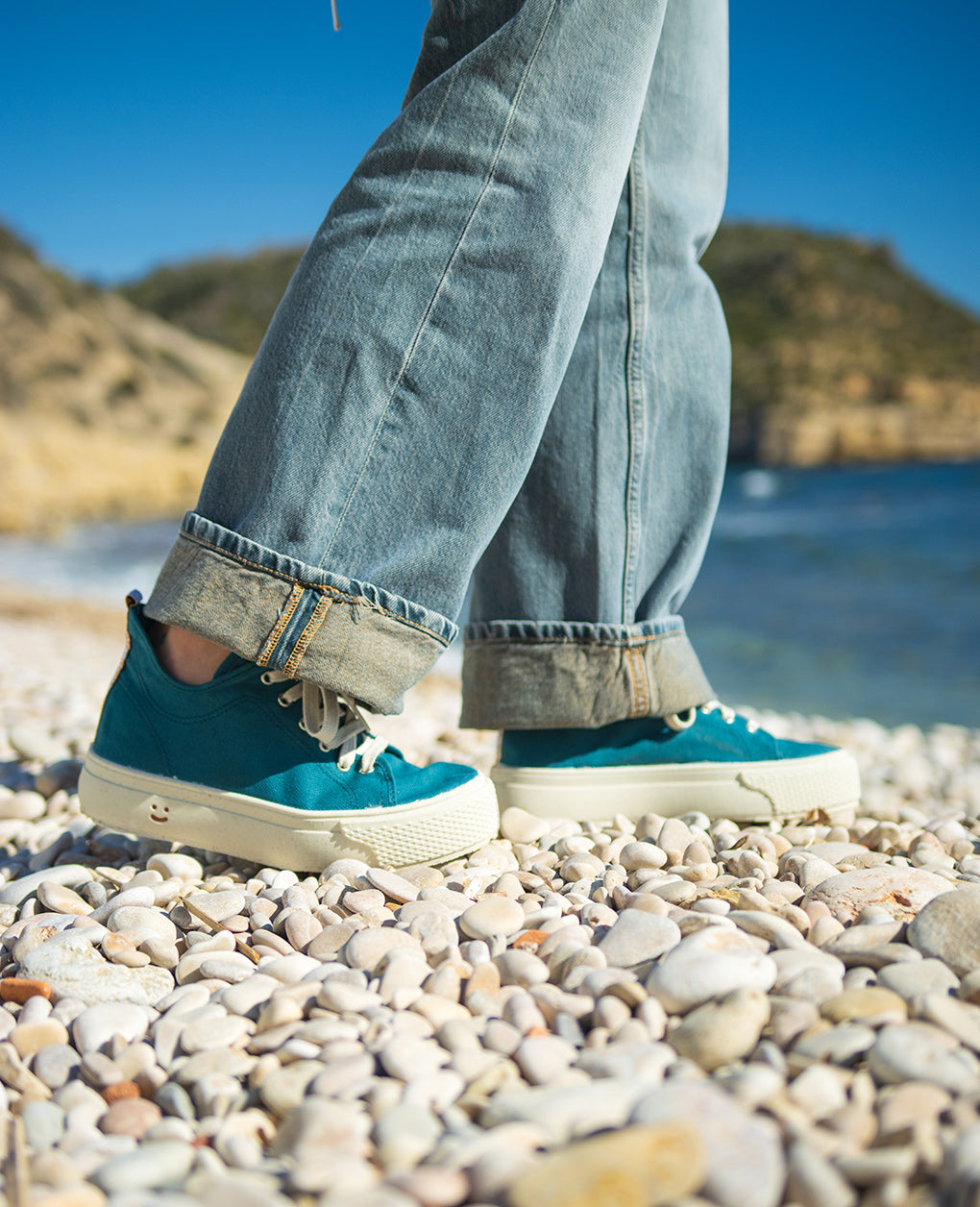 Detalle de la zapatilla alta para mujer Verona Jungla de MYBARKS, fabricada artesanalmente en España con materiales sostenibles. Zapatilla verde con suela de caucho y aroma a pino mediterráneo. 