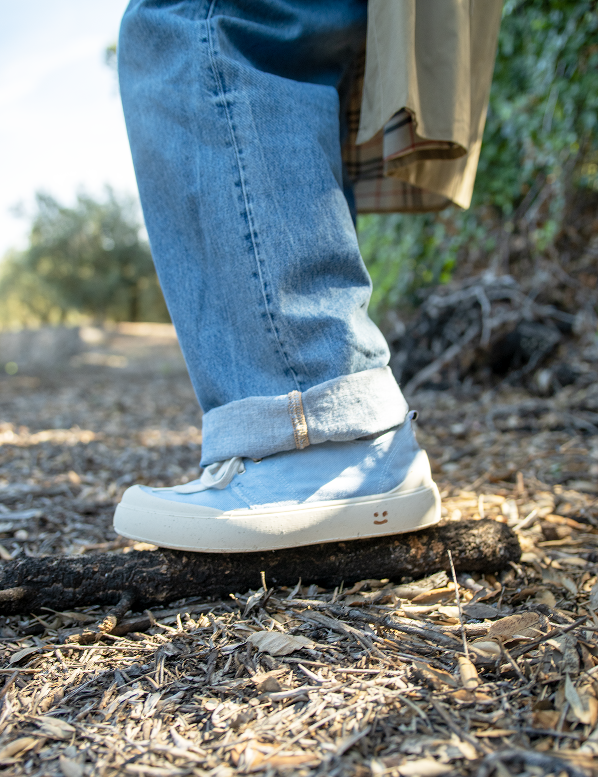 Zapatillas de MYBARKS para hombre en color azul hechas en España con algodón orgánico y caucho y corcho natural. 