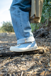 Zapatillas de MYBARKS para hombre en color azul hechas en España con algodón orgánico y caucho y corcho natural. 