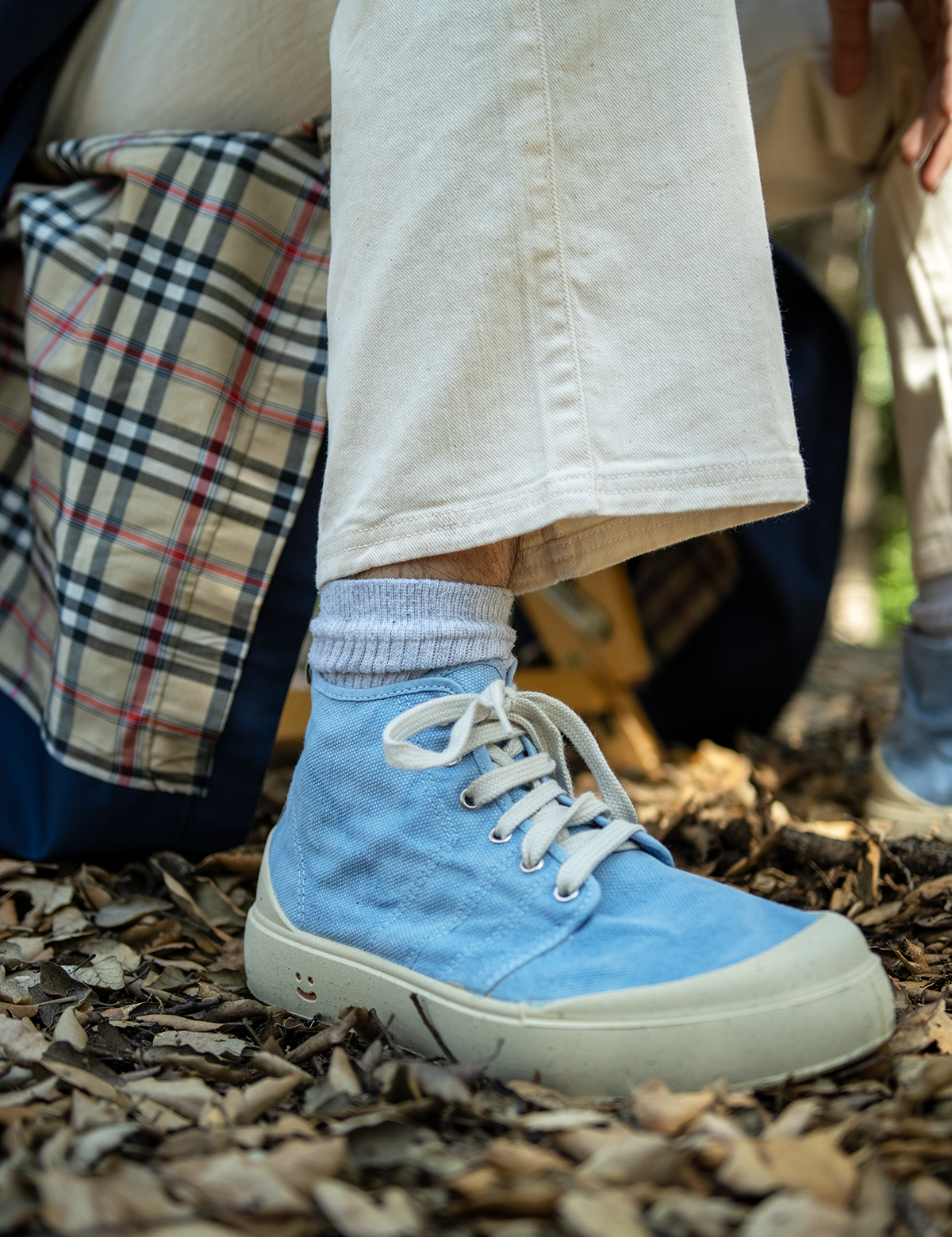 Zapatillas MYBARKS con aroma a bosque mediterráneo. Zapatillas azules para hombre. 