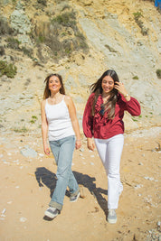 Dos chicas llevando zapatillas MYBARKS. La primera modelo va con las Nápoles Gris, hechas en España de forma artesanal con materiales sostenibles, mientras que la segunda luce las Verona Negro.